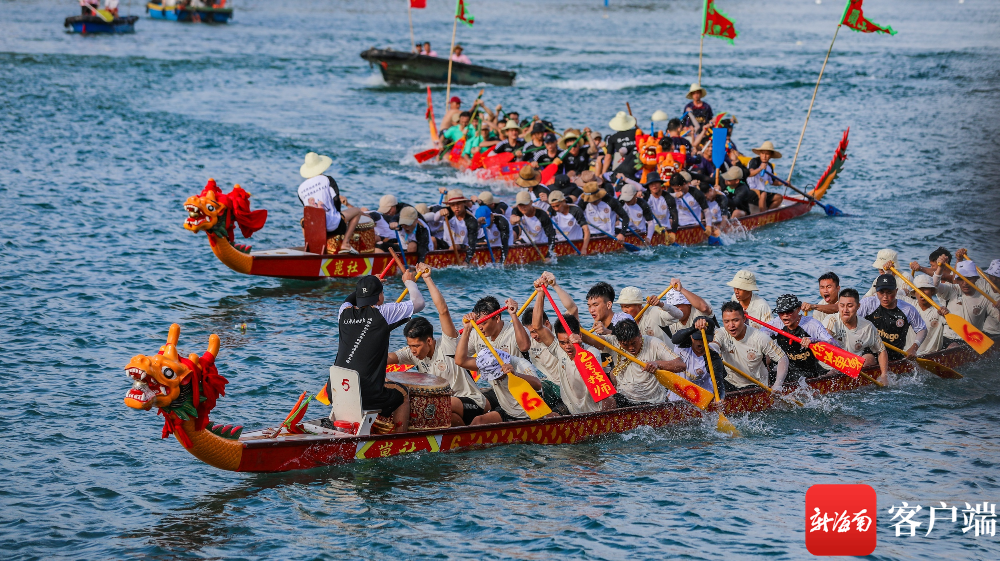 6月22日下午,临高县新盈镇的村民们自发组织赛龙舟活动,欢度端午节.