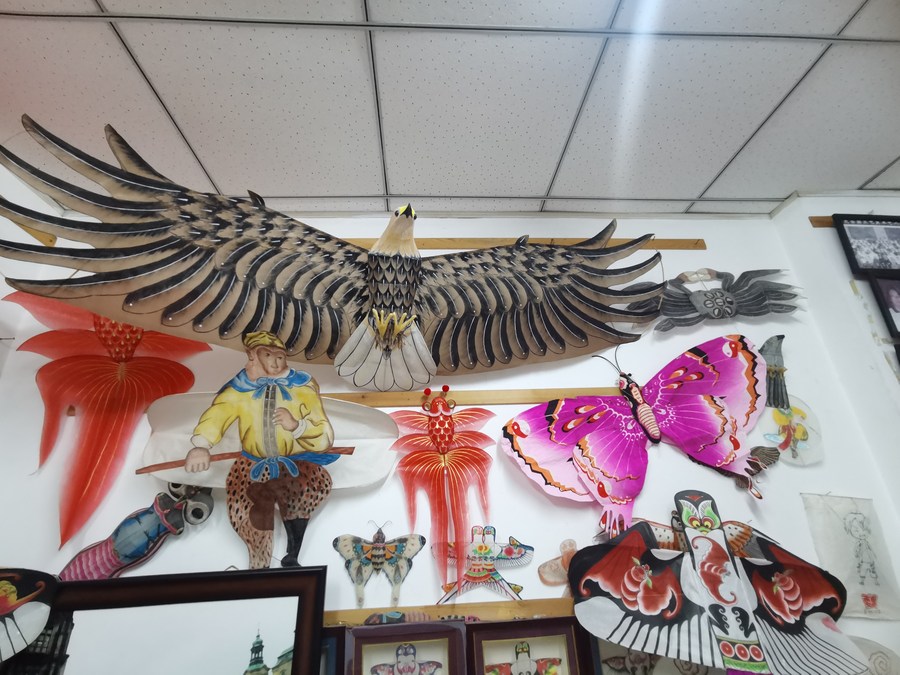 "风筝魏"工作室内展出的部分精美风筝作品.新华社记者 刘惟真 摄