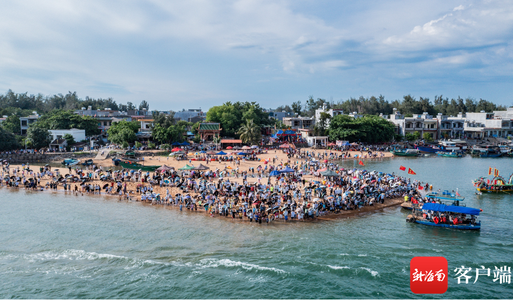 6月22日下午,临高县新盈镇的村民们自发组织赛龙舟活动,欢度端午节.