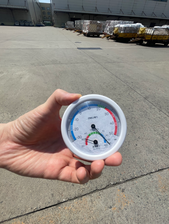 机坪地表温度爆表,机场货邮安检员顶烈日奋战一线|安检员_新浪财经