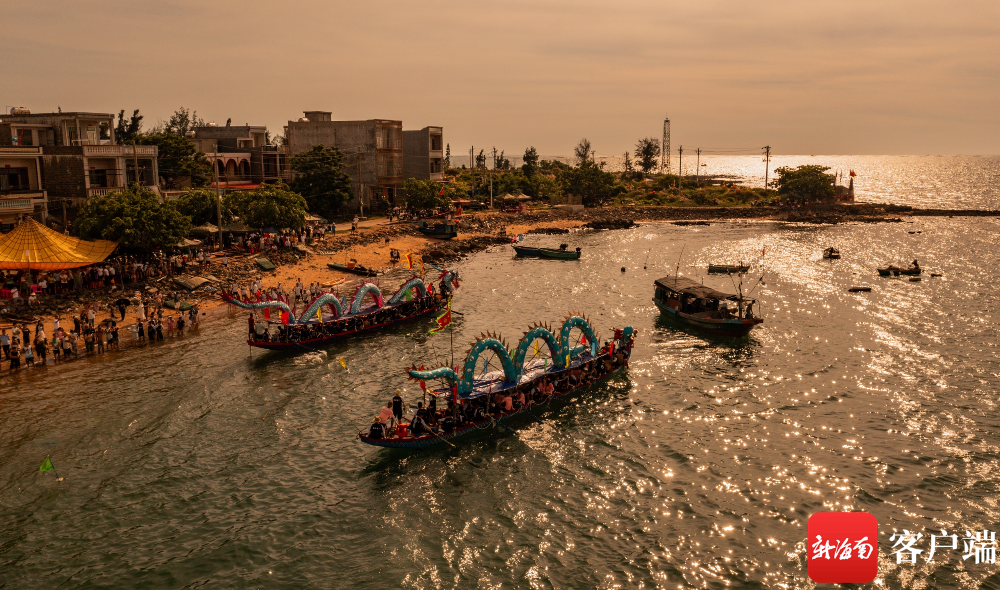 6月22日下午,临高县新盈镇的村民们自发组织赛龙舟活动,欢度端午节.