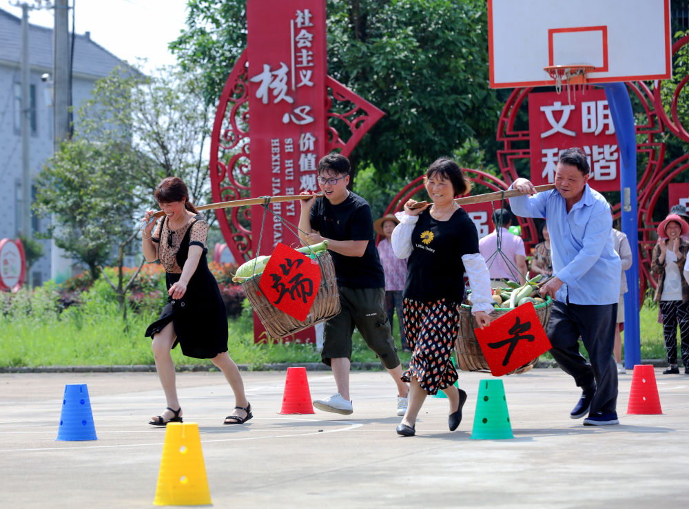2023年6月21日,在湖州市长兴县和平镇长岗村文化礼堂前广场,当地