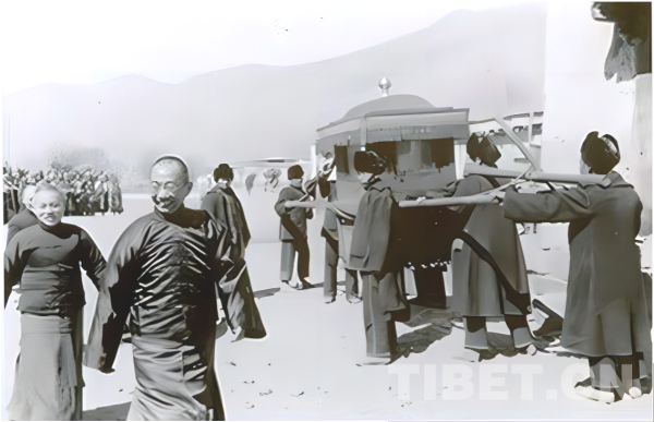 以主管蒙藏官员身份到藏,会同西藏地方摄政热振呼图克图主持十四世