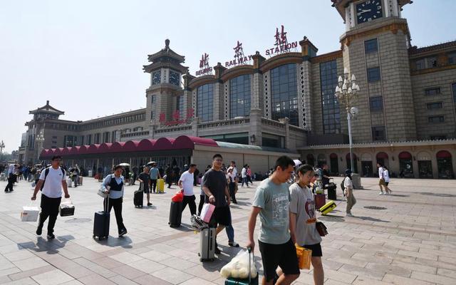 北京站外，旅客正在出站。新京报记者 王贵彬 摄