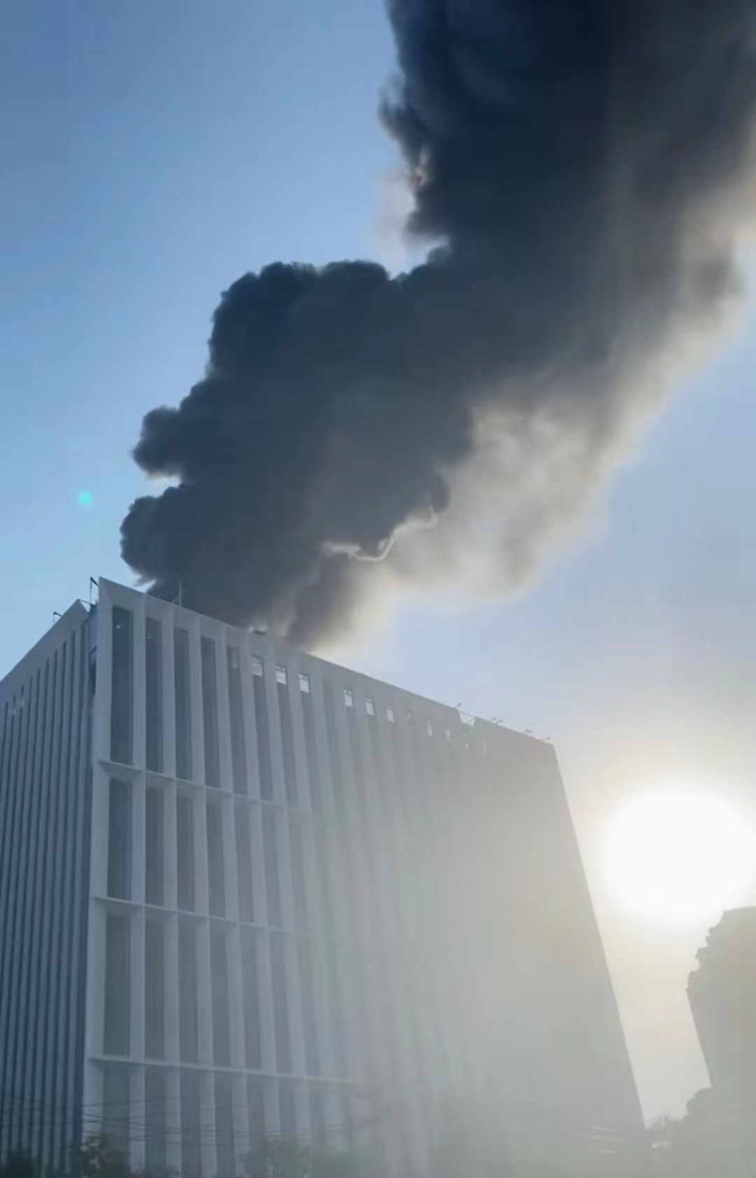 北京望京一新建大楼着火,现场冒起滚滚浓烟,火已被扑灭|扑灭_新浪财经_新浪网