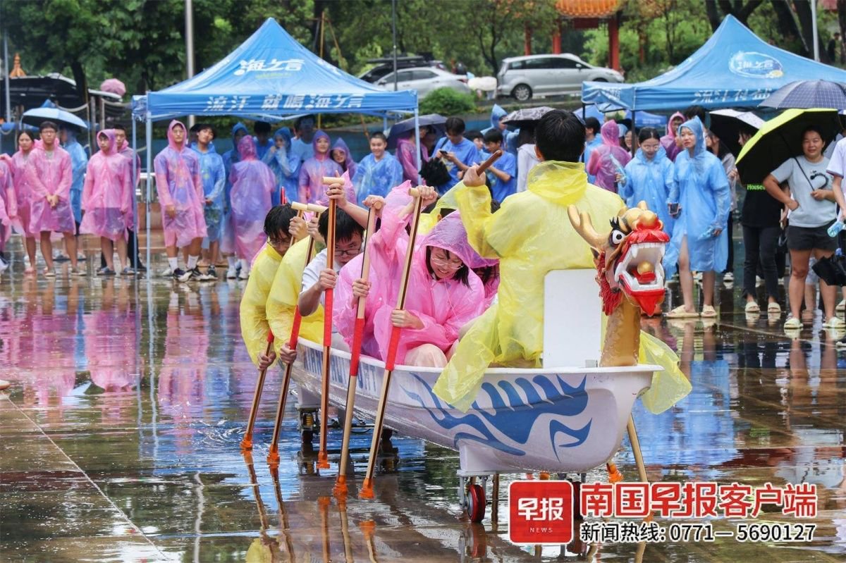 学生在旱地龙舟项目上奋力冲刺.