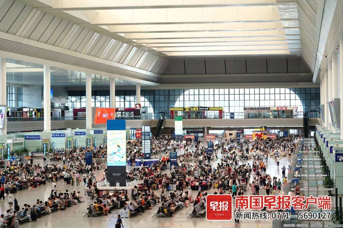 端午节期间,旅客在南宁东站候车.梁竞辉 摄