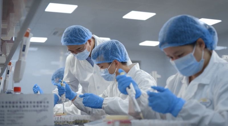 科研人员在圣泽生物实验室做实验 圣农集团供图