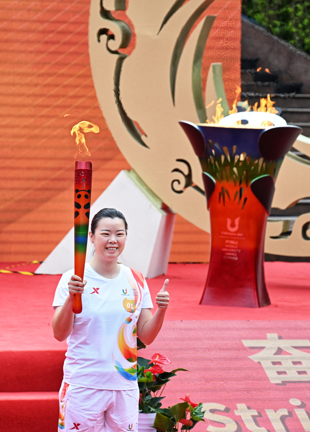 49天800名火炬手 成都大运会火炬传递圆满成功