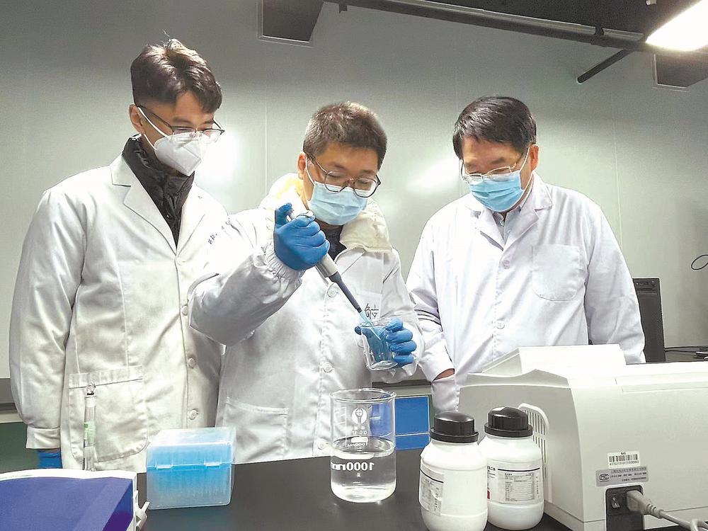 张其清(右)指导科研人员研发产品. 林榕昇 摄