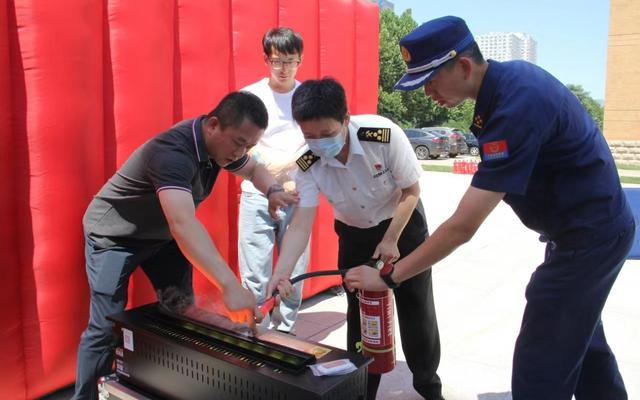 经开区消防救援支队在亦庄海关演示灭火器材的使用方法.