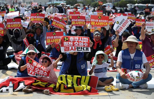 当地时刻2023年6月22日，韩国莞岛郡，渔民举行集会抗议日本核混浊水排海。图/视觉中国