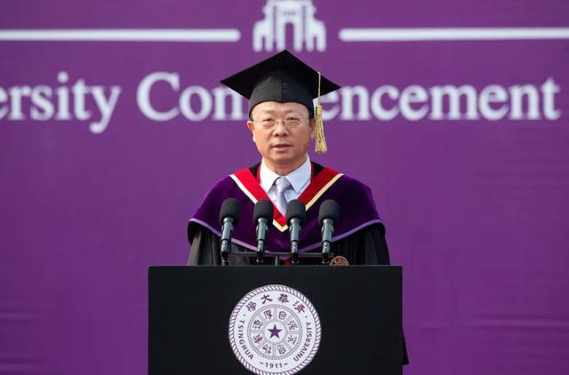 清华大学校长王希勤发表题为"胸怀远志 手握蓝图"的讲话.受访者供图