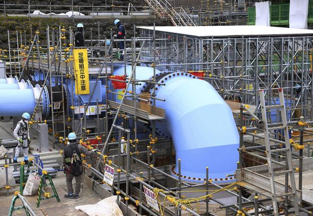 当地时刻2023年5月26日，福岛第一核电站配置中的输水管说念。图/视觉中国