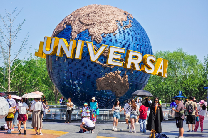 循着动感的音乐声,八方来客走进北京环球影城主题公园水上互动广场,在