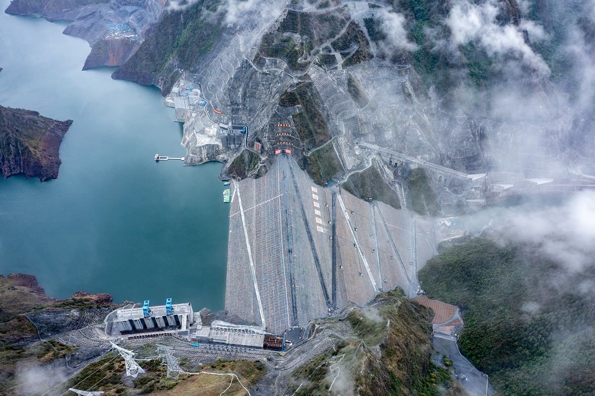 距离柯拉光伏电站50公里的两河口水电站.新华社记者 薛晨&nbsp;摄