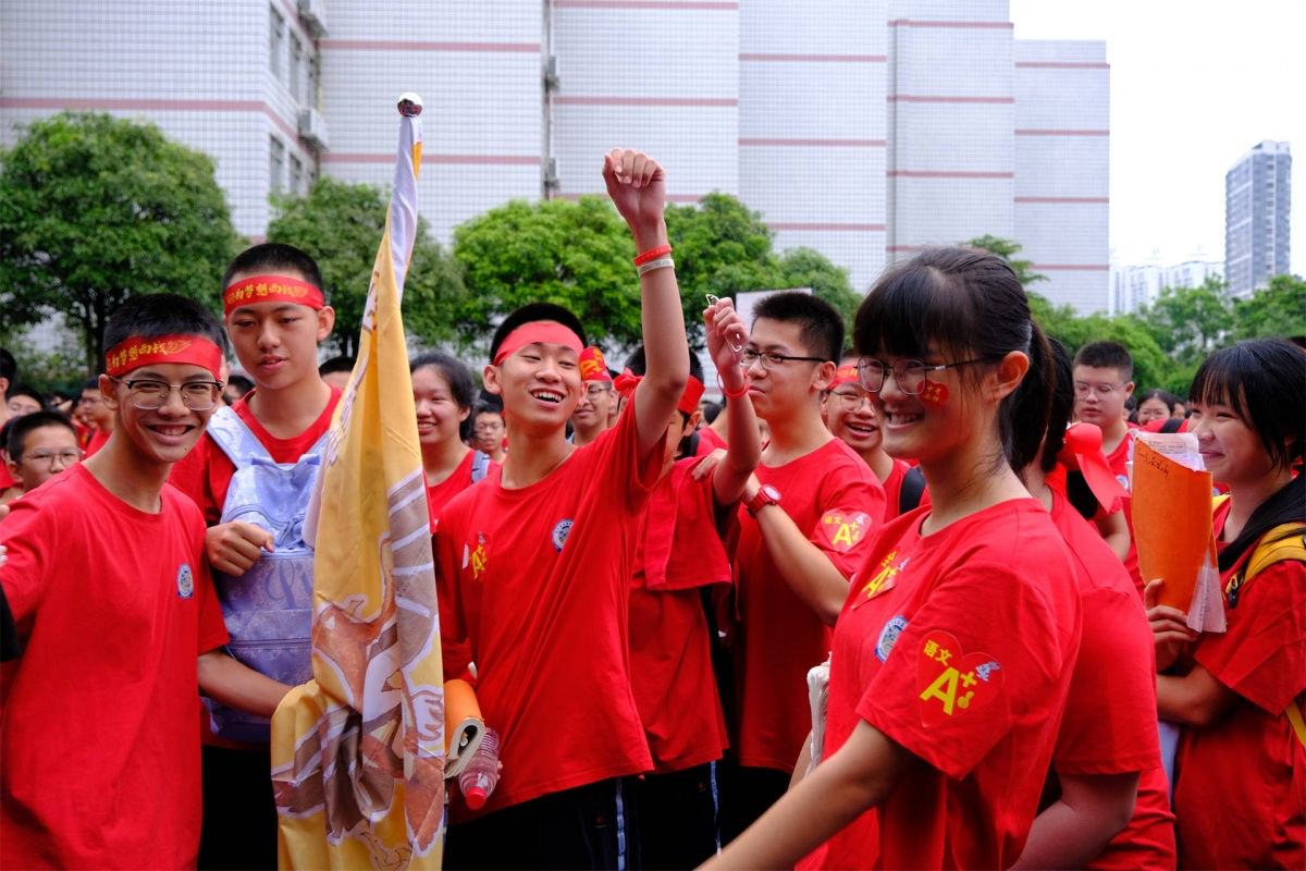 6月24日上午,南宁市三美学校学生相互打气.记者 尹世斌 摄