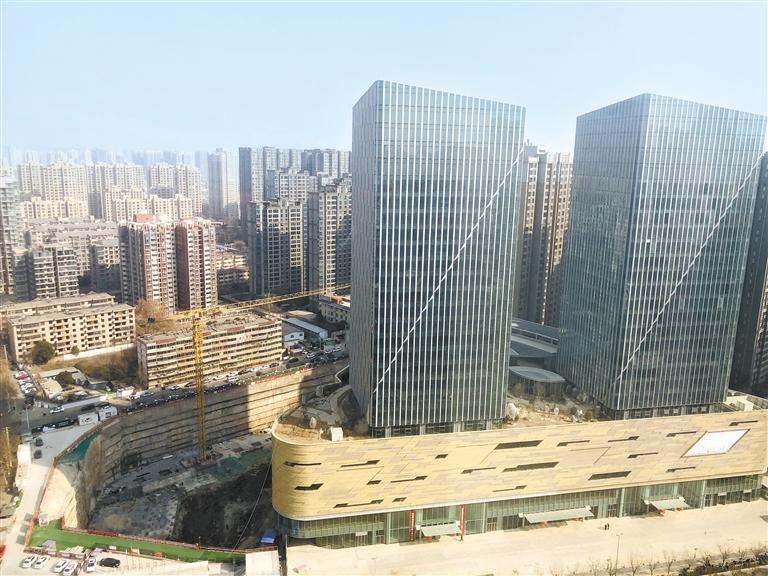 6月13日,已经完工的丝路国际金融中心项目两栋百米高层塔楼.