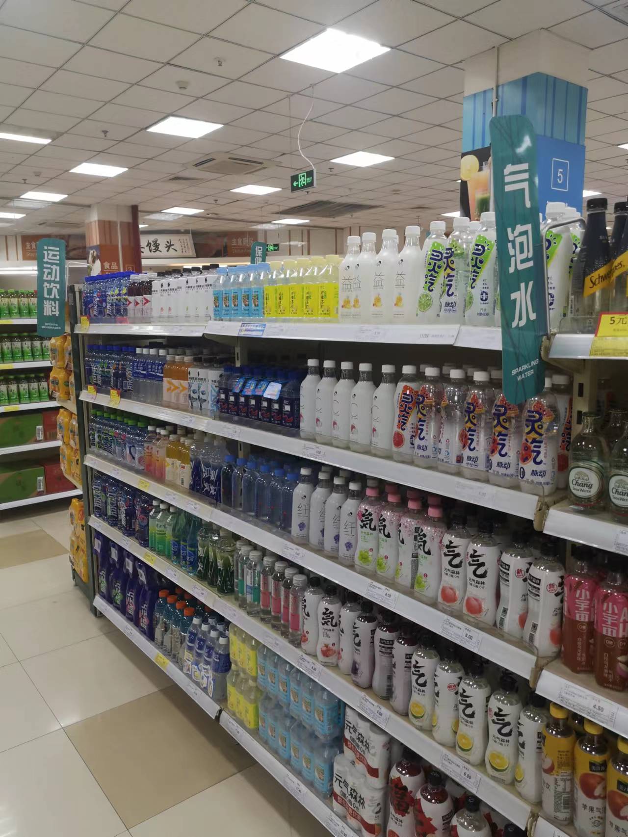 超市货架上各种品牌的气泡水产品.孟刚/摄
