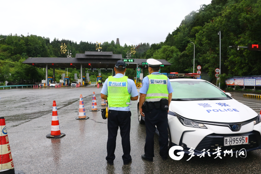 交警在高速公路收费站执勤