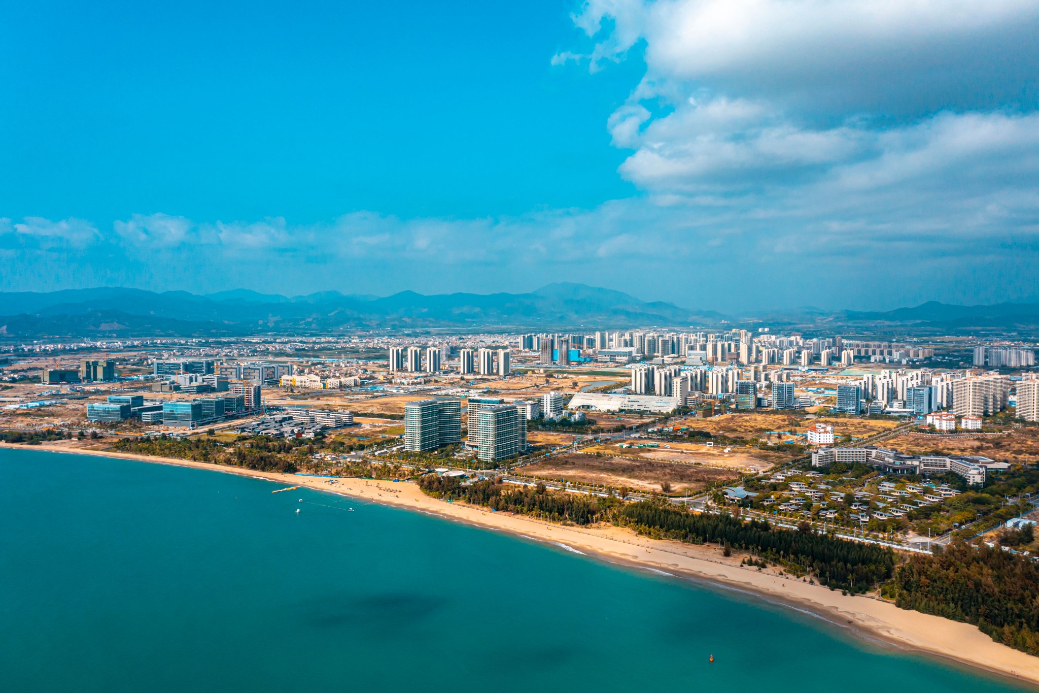 南山港内,万吨级通用泊位建成投用……在海南省三亚市,夏日的崖州湾畔