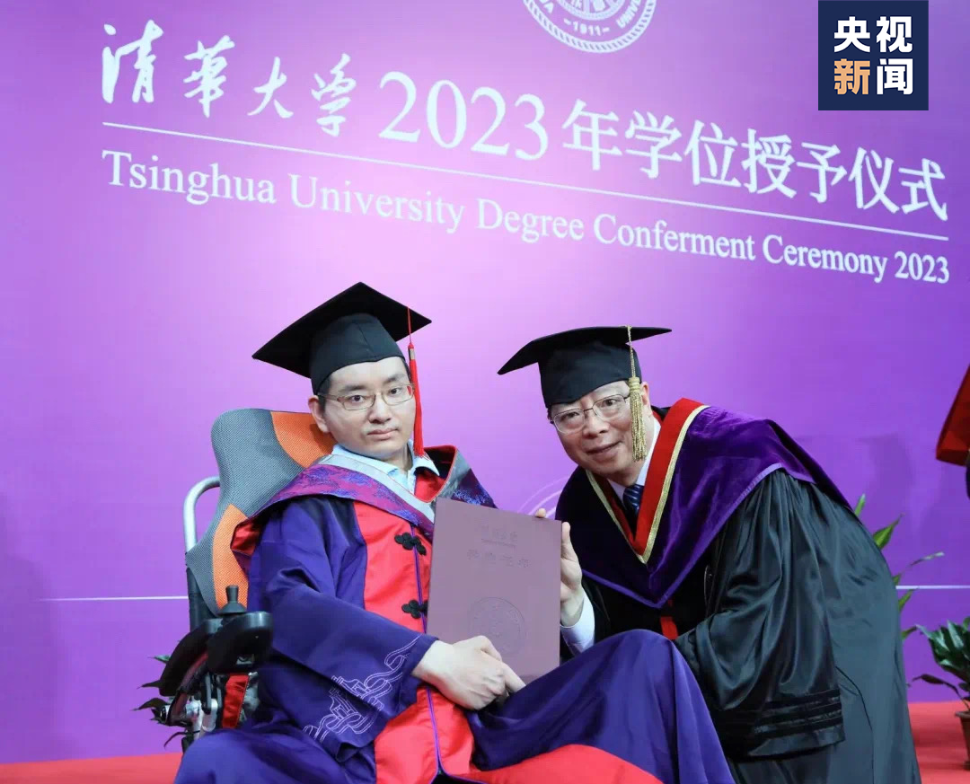 他就是朱晓鹏并接过了自己的学位证书他坐在轮椅上接受拨穗有位特殊的