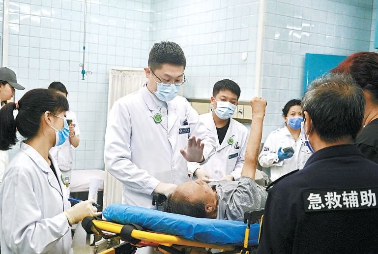 高温天气,宣武医院急诊病人增多.本报记者程功摄