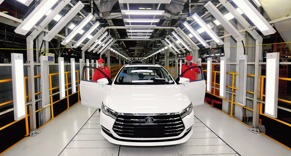 工作人员在比亚迪西安新能源产业基地汽车总装生产线工作(2020 年2 月