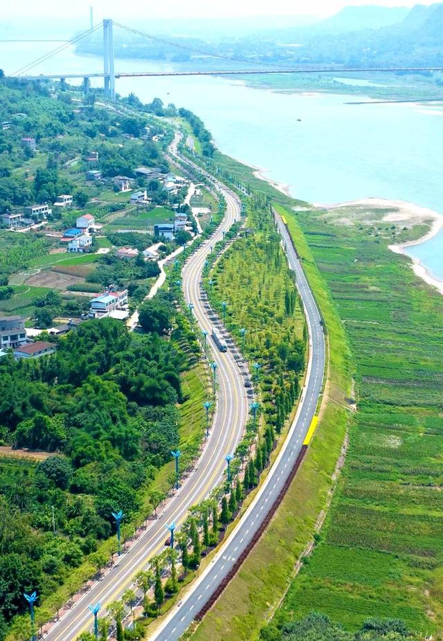 宜宾智能轨道快运系统t4线试运行 "最美沿江公路"再添风景线