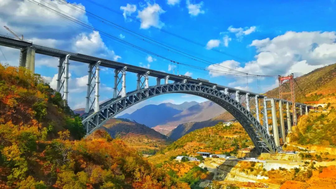 盛夏6月,站在山梁上看山下的以勒镇,一个现代化的交通网一览无余,成贵