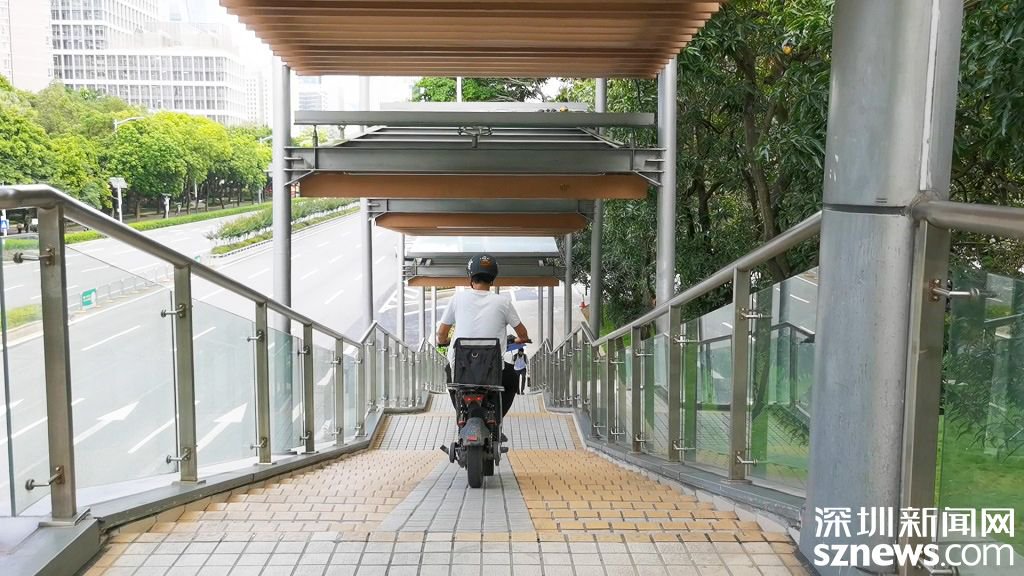 深网记"路"仪|43:坡道又陡又窄电动车难"过"人行天桥,咋整_新浪财经