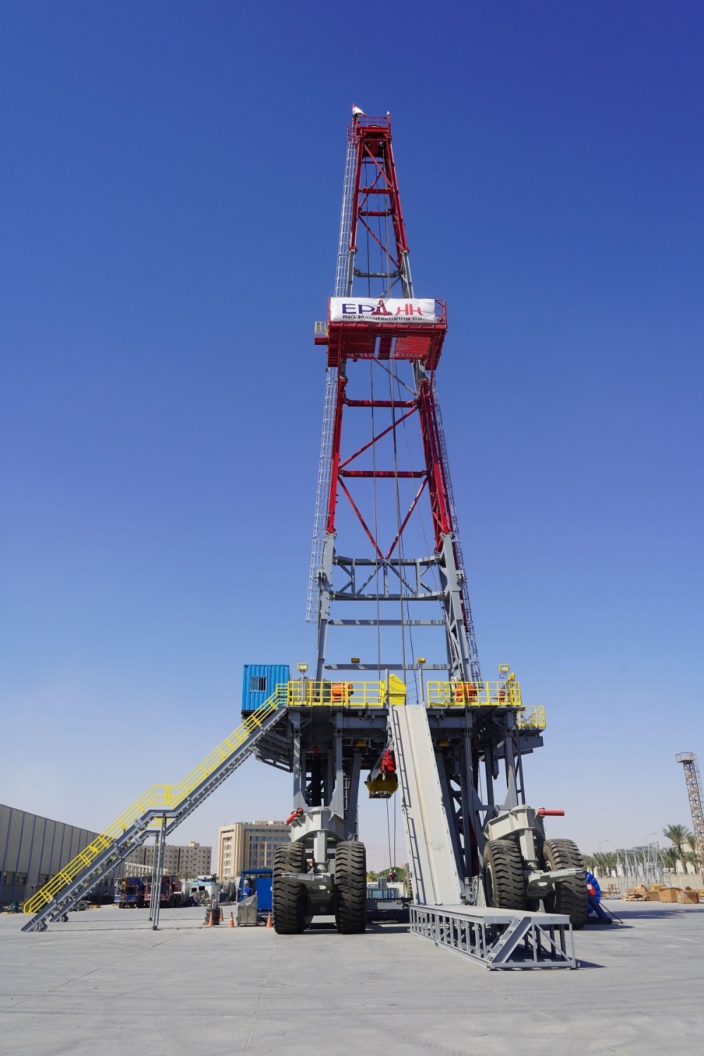 图为埃及造首套2000马力全自动拖挂陆地石油钻机.(新华社记者姚兵 摄)