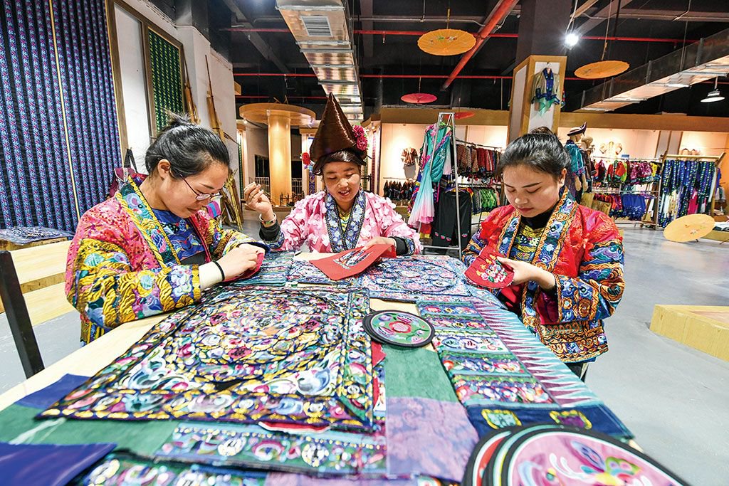 绣娘们一起在贵州省从江县美娥社区易地扶贫搬迁安置点的刺绣公司里