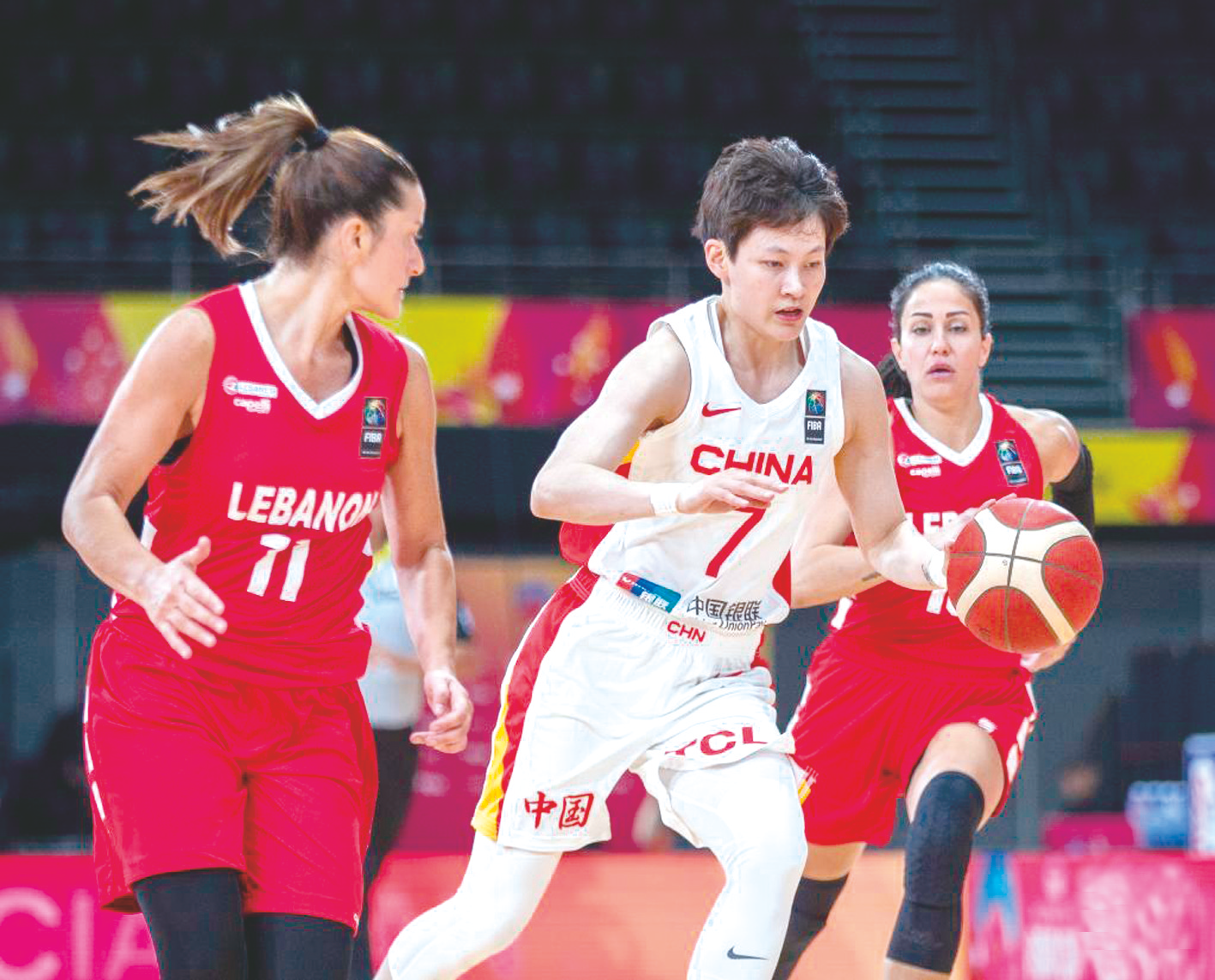 6月26日,中国队球员杨力维(中)在比赛中带球突破    新华社发中国女篮