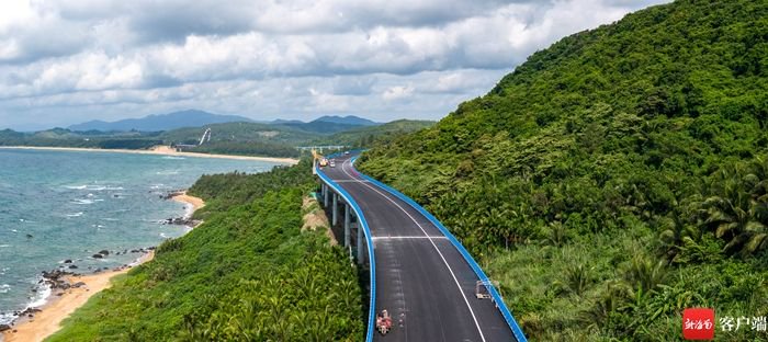 海南环岛旅游公路万宁正门岭大桥段.记者 刘洋 摄