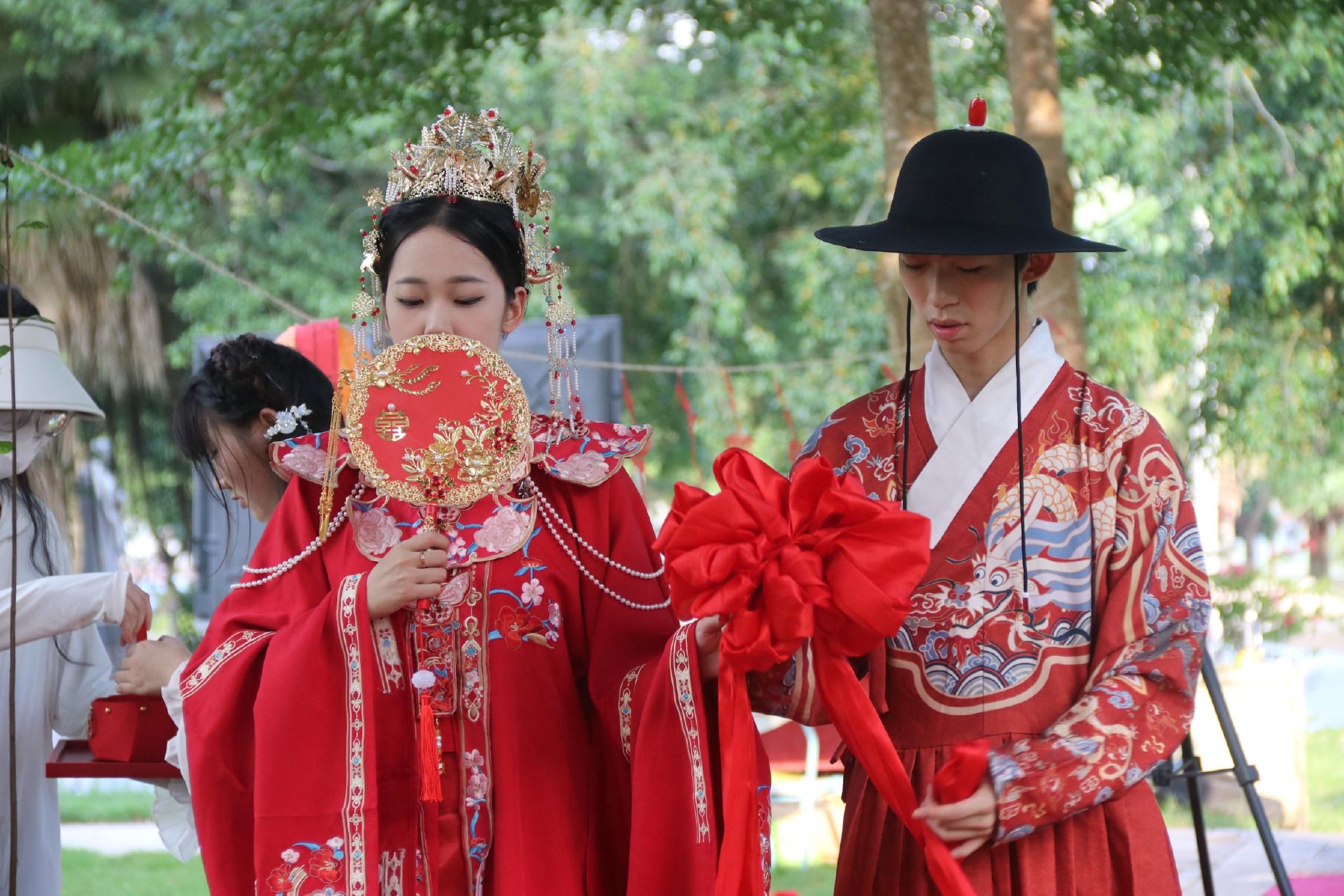 海南一高校举行一场特殊的结课展演 揭开古代婚礼的神秘面纱_新浪财经