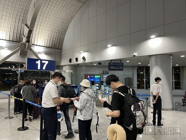 hu407航班旅客有序办理登机(张铭庆/摄)