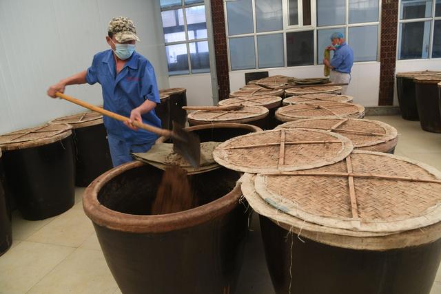 农场中的作坊,工人正在沿用古法酿醋.新京报记者 王颖 摄
