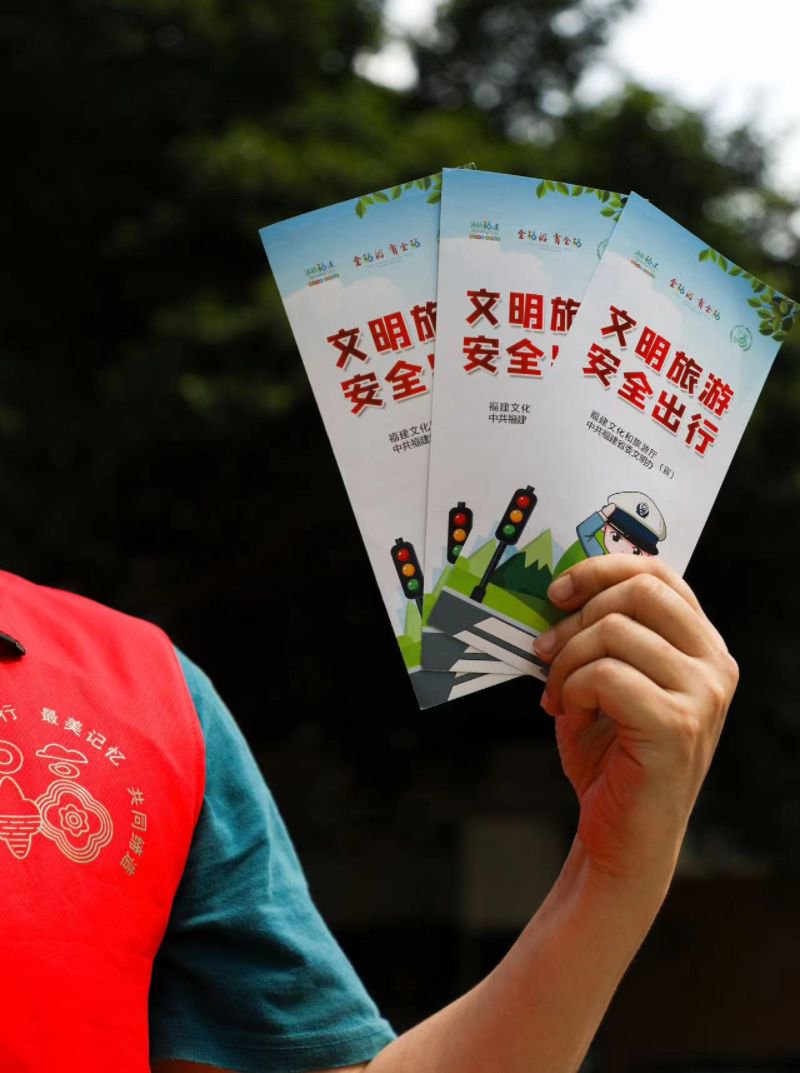 文明旅游宣传手册.省杂技团供图