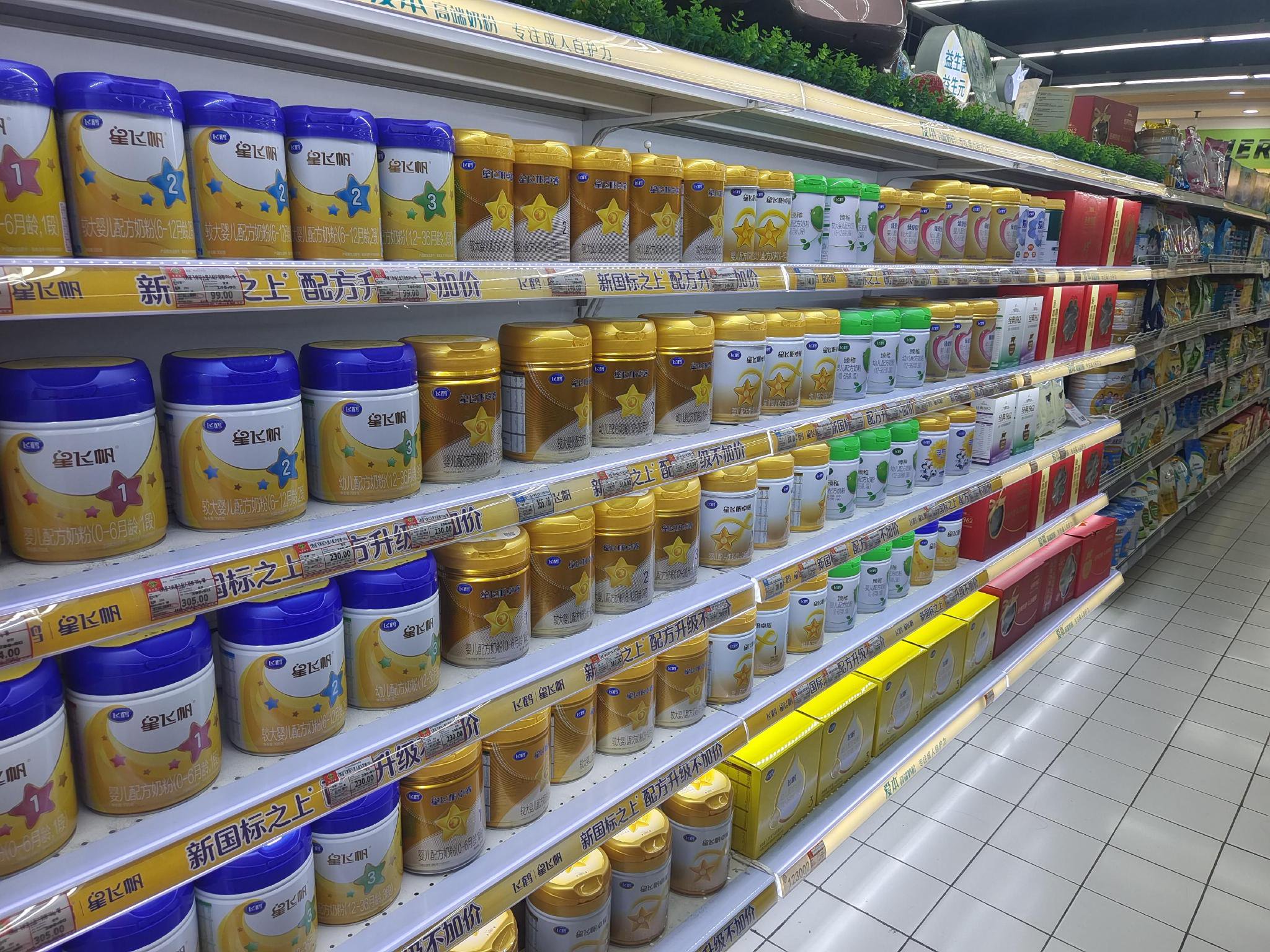 目前市场上销售的婴幼儿奶粉均已采用新国标.尹训银/摄