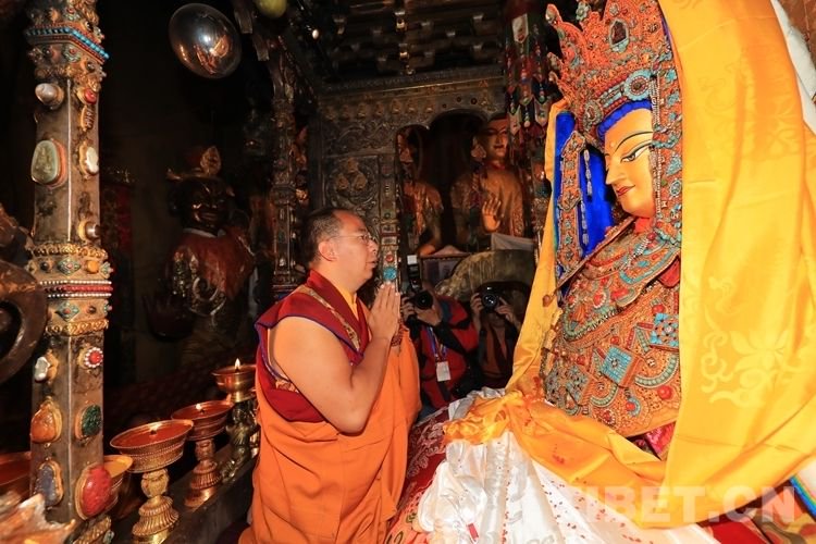 图为班禅朝拜释迦牟尼十二岁等身佛像摄影:格桑