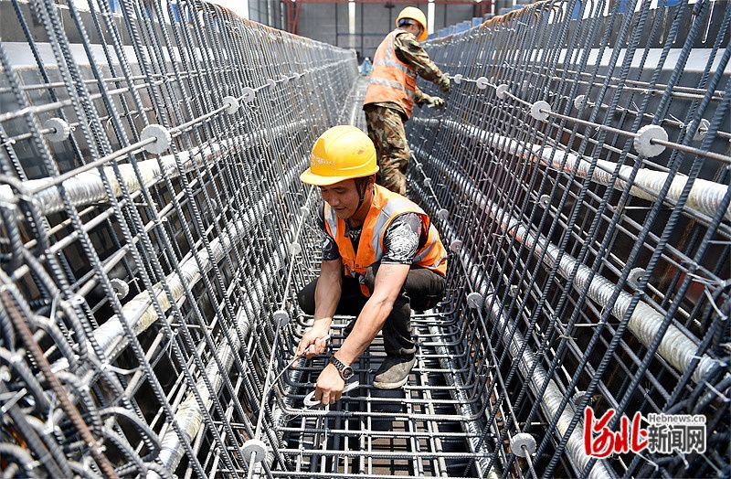 6月17日,在石家庄市北三环市政化改造项目体育大街与北三环互通立交
