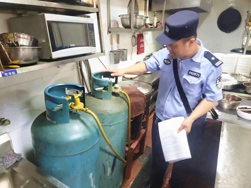 (现场检查瓶装液化气罐)