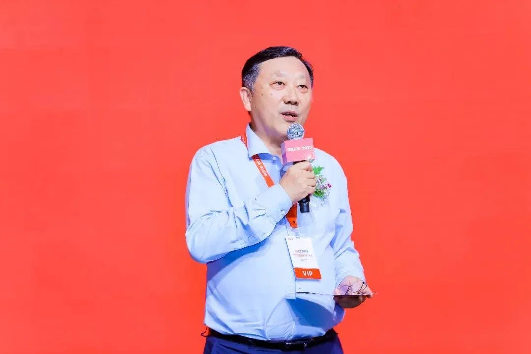 ▲中国城市规划学会常务副理事长兼秘书长石楠主持会议