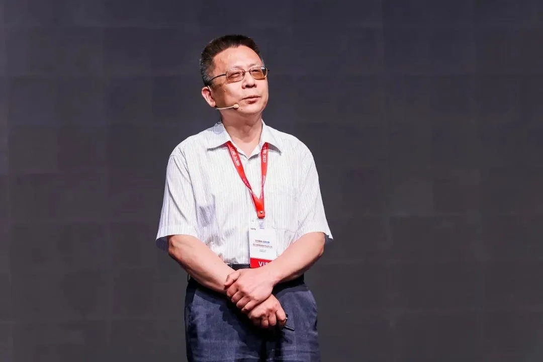 ▲自然资源部信息中心原副主任、自然资源部信息中心学术委员会主任李晓波作《新一代人工智能与智慧国土构建思考》报告