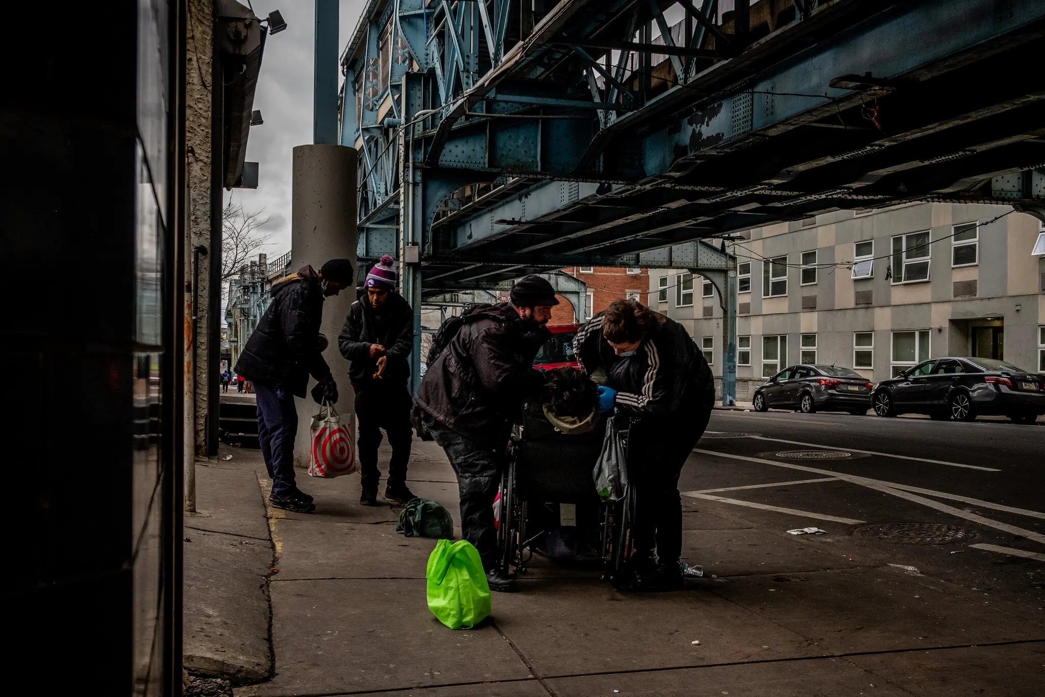 美国费城街头,一名男子刚刚注射了毒品.(图源:《纽约时报》)