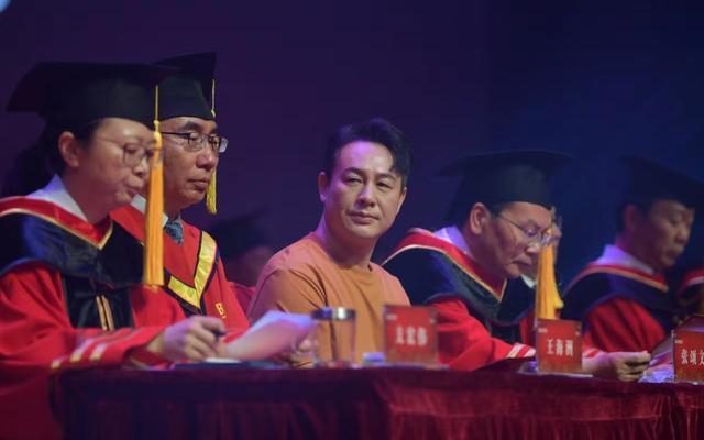 知名演员张颂文作为优秀毕业生来到毕业典礼现场。新京报记者李木易 摄