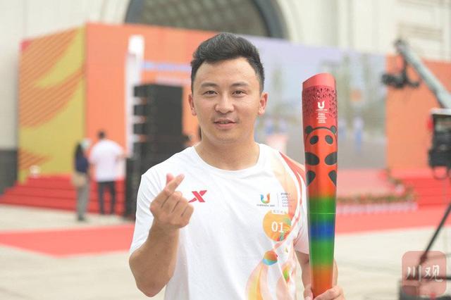 奥运冠军冯喆领跑成都大运会火炬传递入川“第一棒”