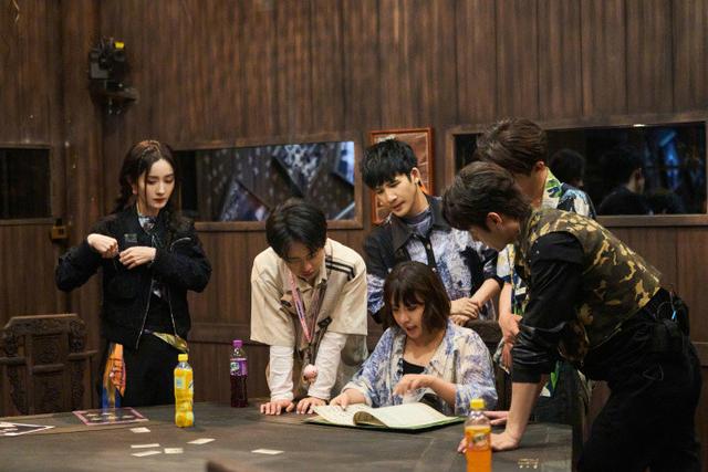 《密逃5》许凯被黄明昊吓到跳起_新浪财经_新浪网