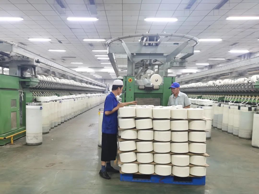 在自动化生产工厂内,纺织工人负责成品检查.